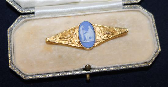 An Edwardian 15ct gold and Wedgwood plaque set bar brooch, 2in.